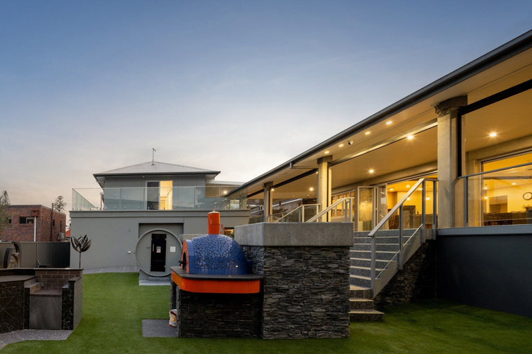 Reception 5, Striking Luxury Home With Garden & BBQ, Margate-Woody Point