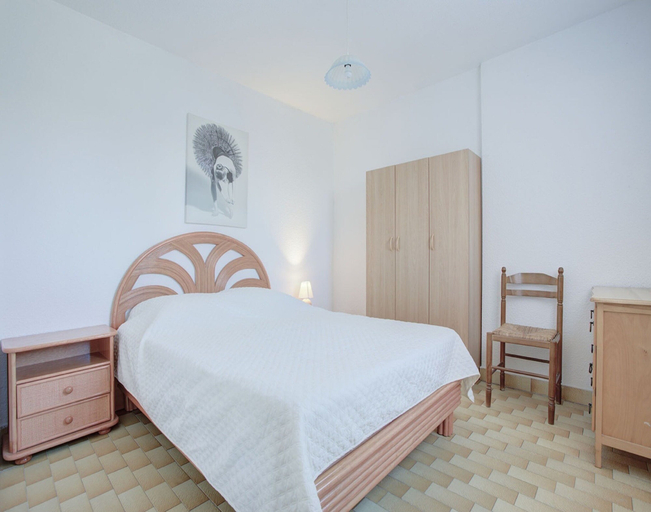 Room 5, Coastal Comfort in Agde, Hérault