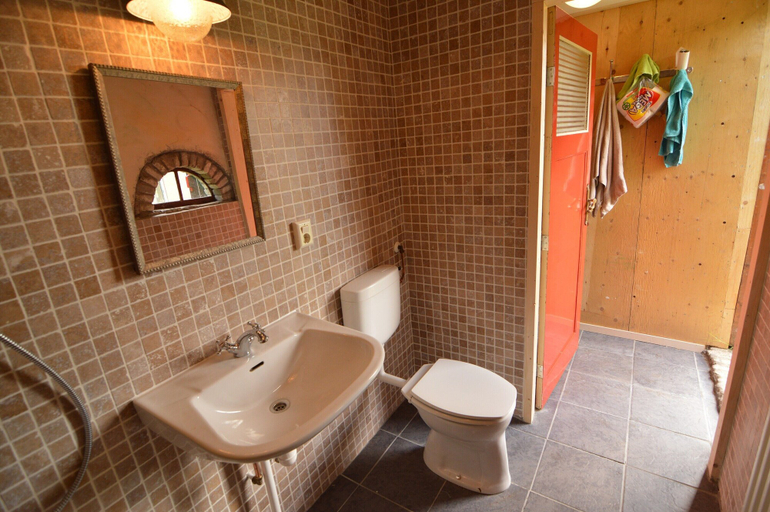 Bathroom 3, Gypsy Caravan in Weideblick With Farm Animals, Bergen op Zoom