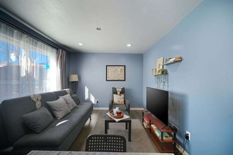Living area 4, Cozy Comfy Palace In Queens 2 Bedroom Home, New York