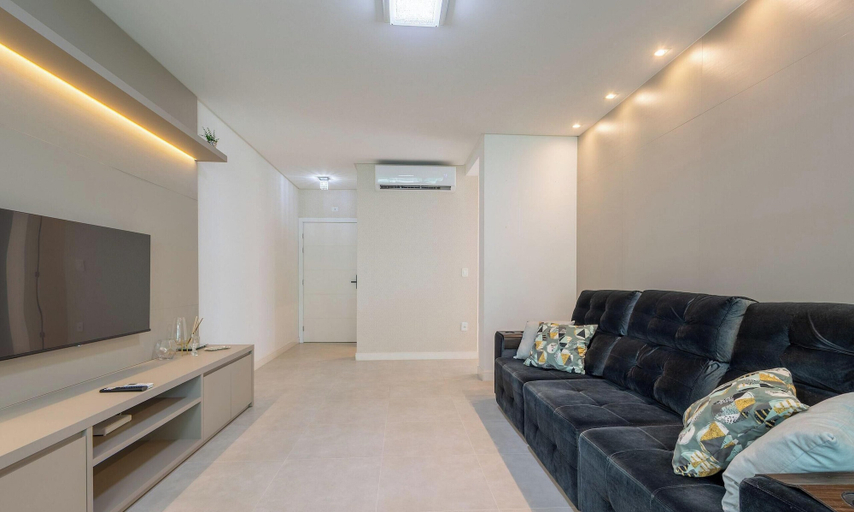 Living area, Apt w/ Gourmet Balcony 450m From Beach Reb0802, Itapema