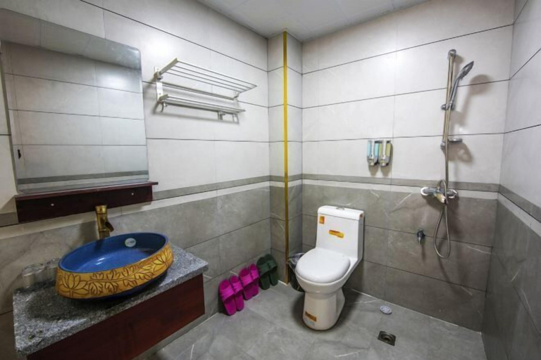 Bathroom 3, Fenghuang Memory River View Inn - Near Ancient City & River View Balcony, Xiangxi Tujia and Miao