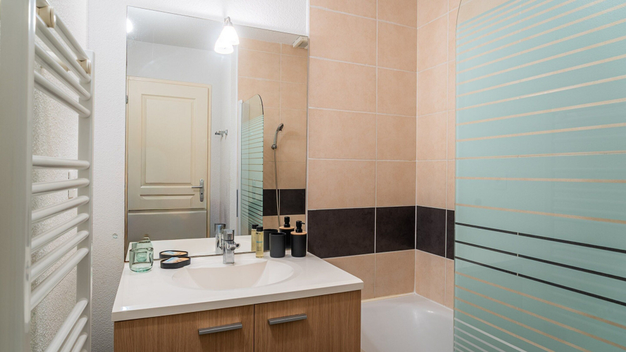 Bathroom, Apartment Near Plage Moutchic Lake, Gironde