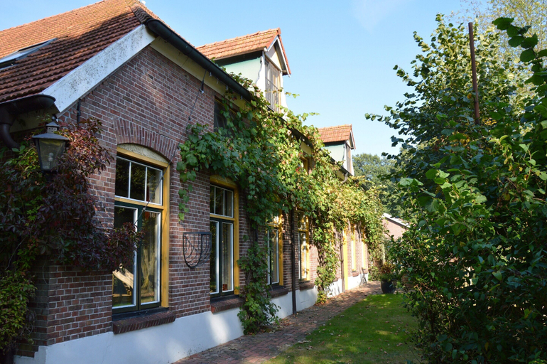 Others 4, Spacious Holiday Home in Rekken With Hot Tub, Eibergen