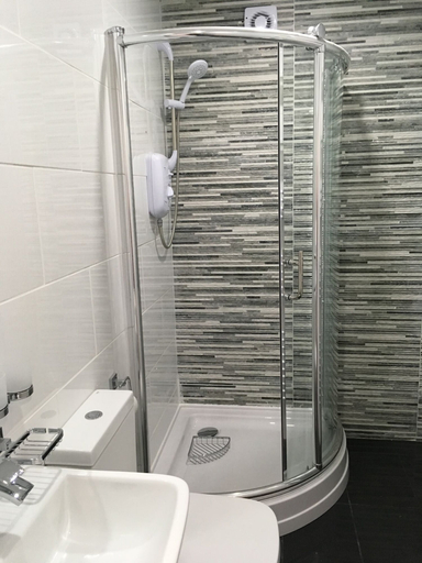 Bathroom 2, Treetops Apartment 3, Birmingham