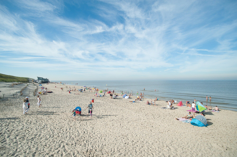 Others 5, Chic Beachside Stay w/ Sauna, Den Helder
