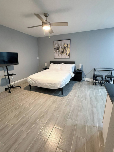 Room, Cozy Modern Studio, Seminole