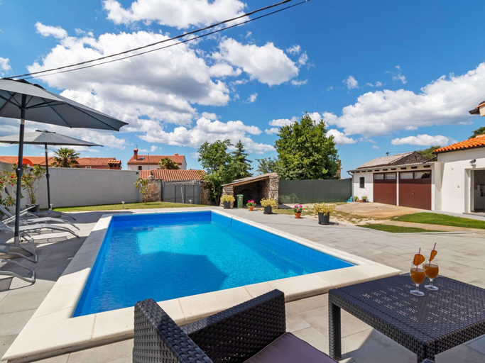 Pool 3, Holiday Home in Smoljanci With Private Pool, Svetvinčenat