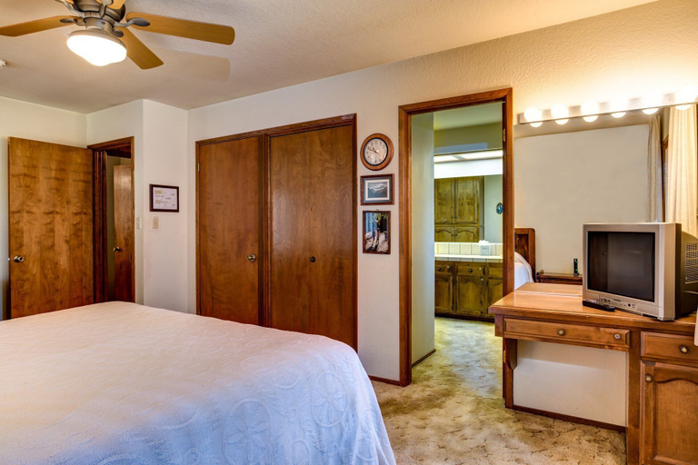 Bedroom 2, Coyle's Cabin, Mariposa