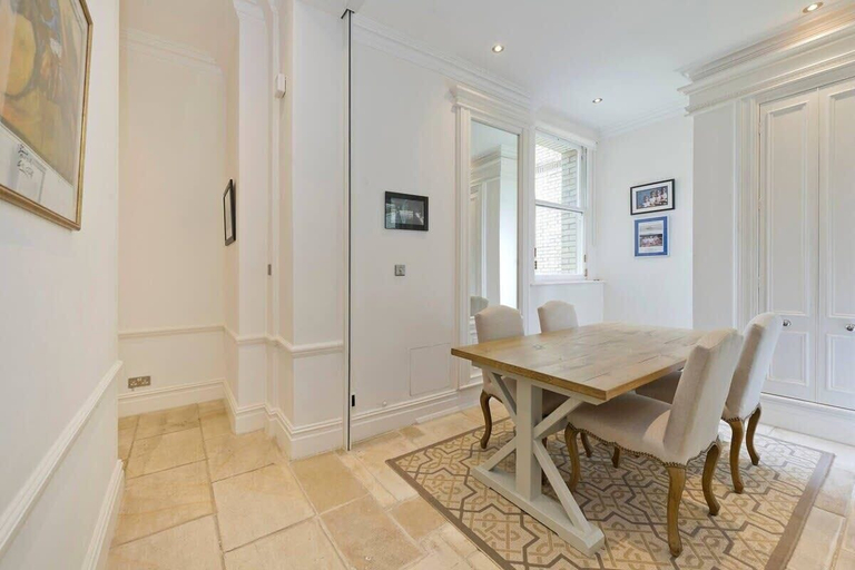 Others 3, Cute 2-bed Chelsea Apartment, London