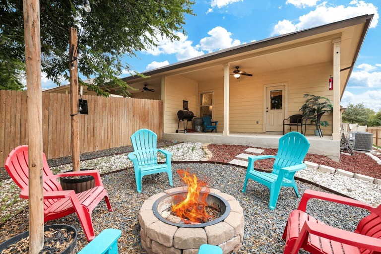 Terrace/patio 4, Pet-Friendly 3BR Fire Pit & Games Near Sea World, Bexar
