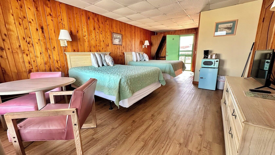 Room 4, Sea Foam Motel, Dare