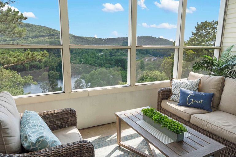 Primary image, Lakeview Enchantment - Balcony, Taney