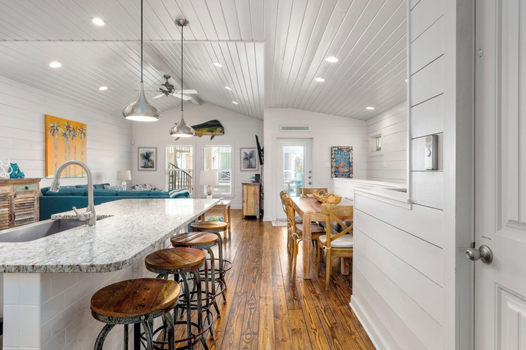 Food & Drinks, Dauphin Beach House, Nueces