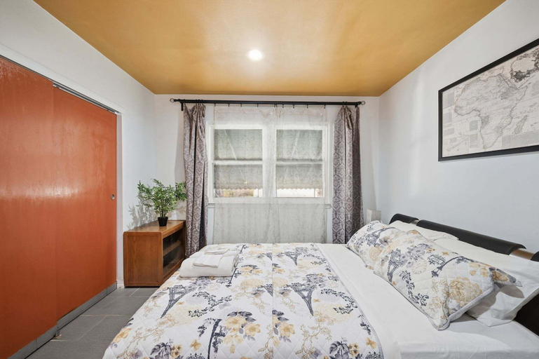 Room 3, Cozy Comfy Palace In Queens 2 Bedroom Home, New York