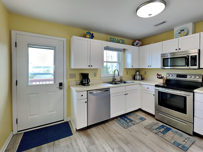 Others 5, Happy Days by Topsail Realty, Pender