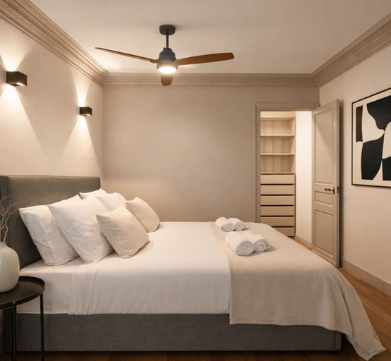 Room 2, 1525 Clef, Paris