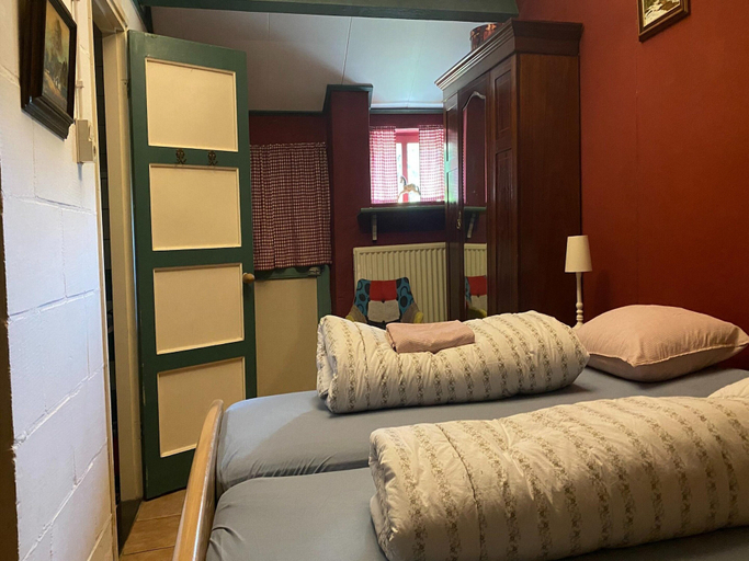 Room 5, Holiday Home in Bergen op Zoom With Garden, Bergen op Zoom