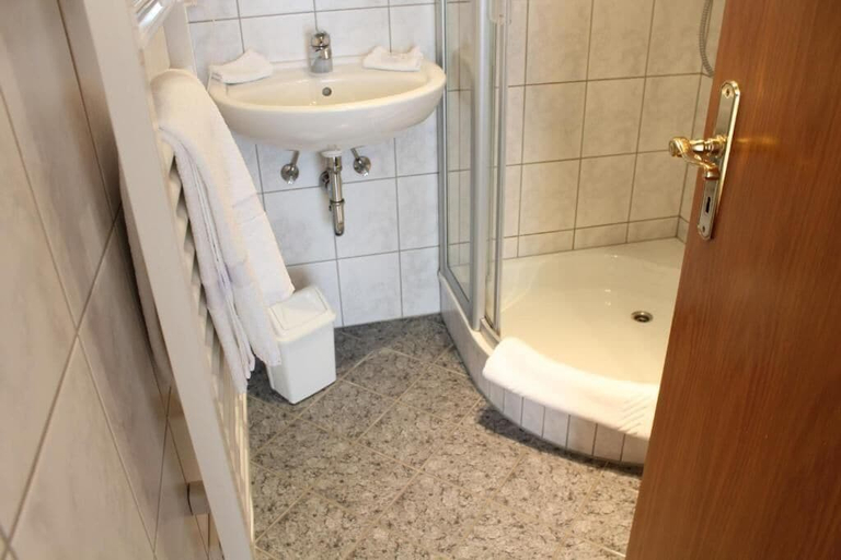 Bathroom 5, Hotel am Hafen, Cochem-Zell