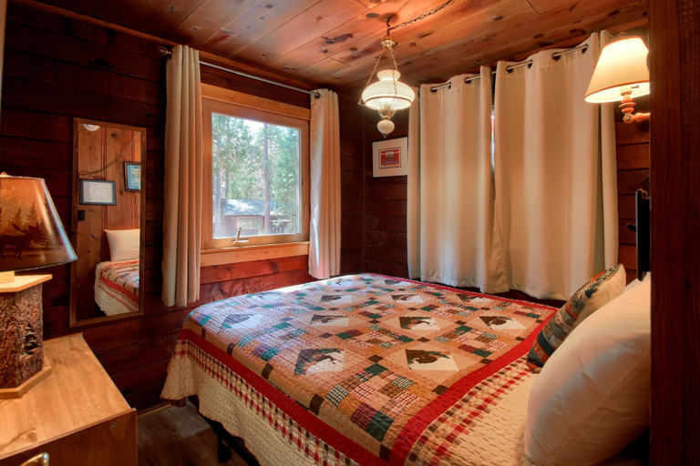 Bedroom 2, Chipmunks Holiday, Mariposa