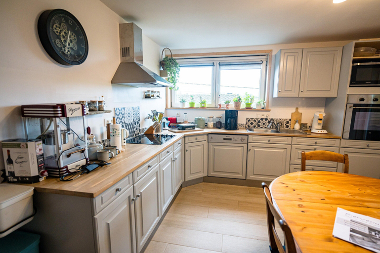 Private kitchen 2, Spa VIP du Pont Alsort 2/3 - Stunning View & Lounge bar Near Eau D'heure Lakes, Hainaut