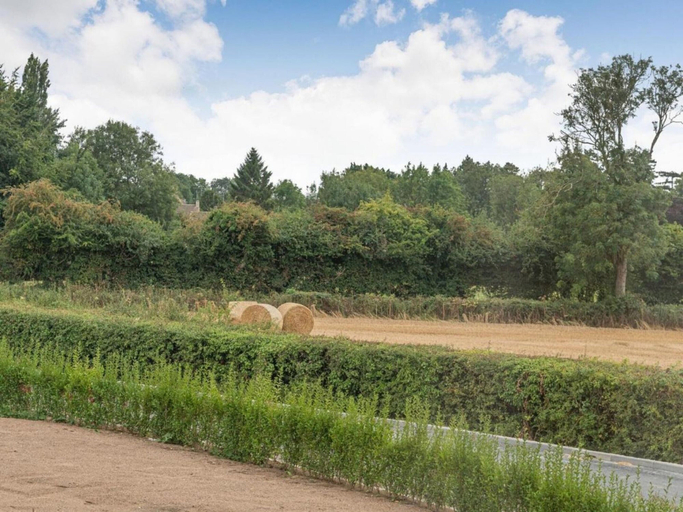 Exterior 1, Barn in Cotswolds With Hot Tub & Scenic Views, Gloucestershire