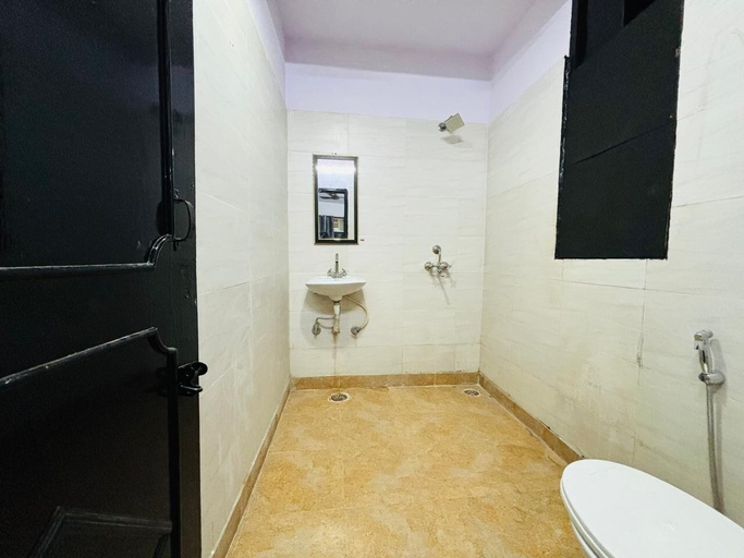 Bathroom, Roomshala 074 Hotel Royal Inn, Gautam Buddha Nagar