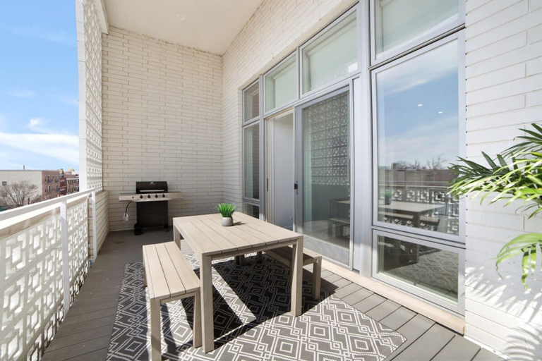 Room 2, Stunning 4BD Penthouse in Ukrainian Village, Cook