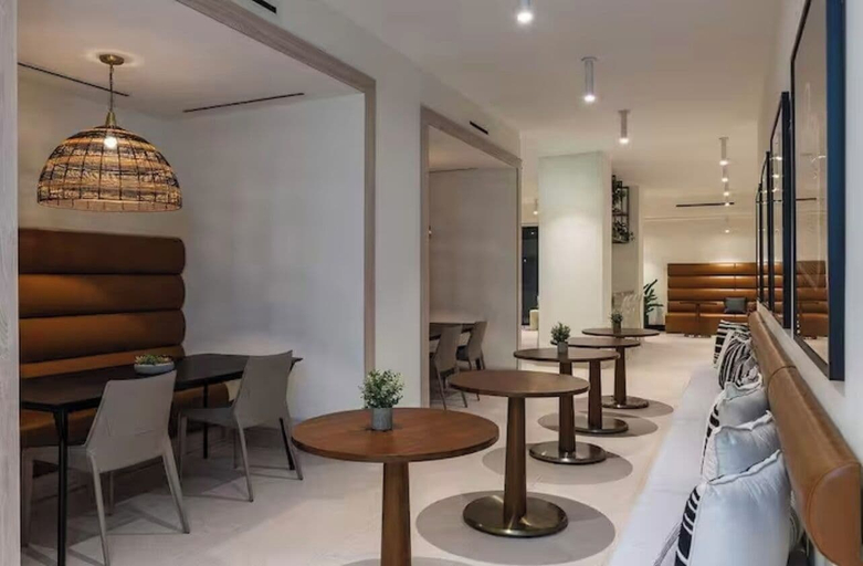 Dining, King Deluxe Studio, Miami-Dade