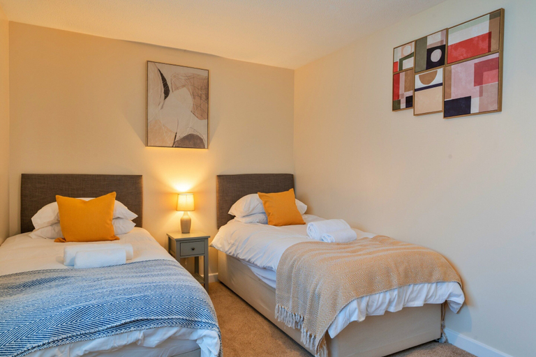 Room 2, Cozy 3 Bedroom Apartment in Southern Lea, Somerset