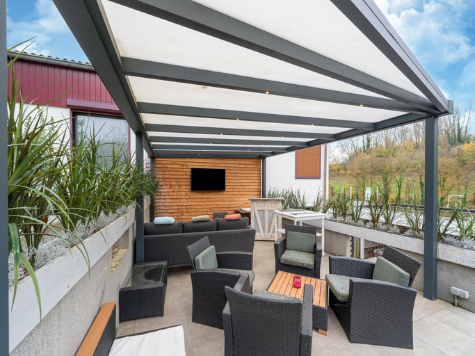 Balcony 2, Luxury Apartment in Schin op Geul with Hot Tub & Sauna, Valkenburg aan de Geul