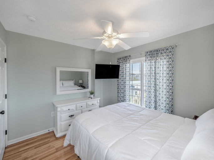 Bedroom 2, Skipper's Hideout by Topsail Realty, Onslow