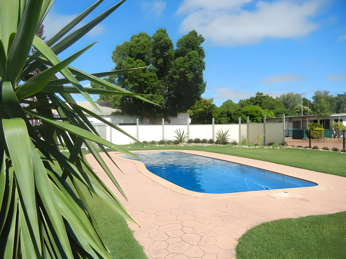 Outdoor pool, Longreach Tourist Park, Longreach