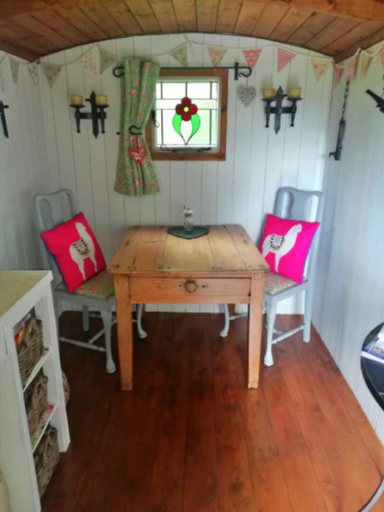Private kitchen 2, Shepherd's Hut in Romsey With Fire Pit, Hampshire