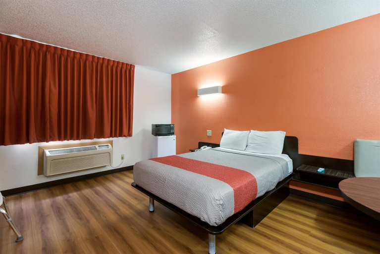 Bedroom 3, Motel 6 Davenport, IA, Scott