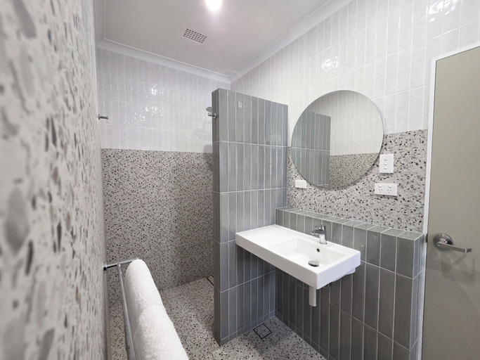 Bathroom 2, Plantation Hotel Coffs Harbour, Coffs Harbour - Pt A