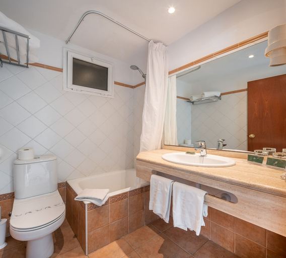 Bathroom 3, Suliar Palace Hotel, Baleares