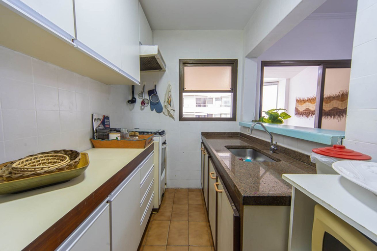 Room 5, Apto c Piscina Garagem e Academia a 180m da Praia, Guarujá