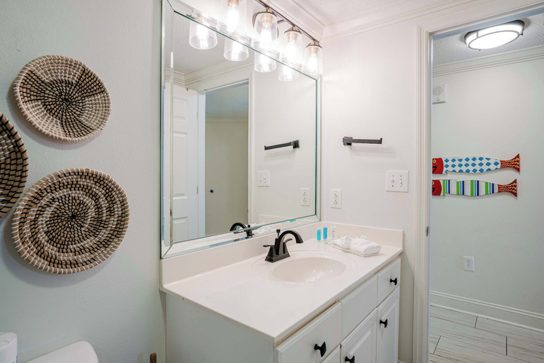 Bathroom 4, Majestic Sunset For 11, Bay