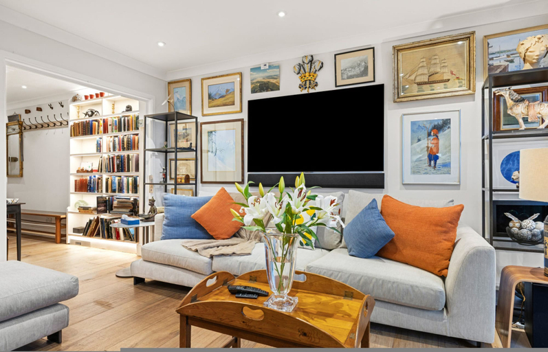 Room 1, Stunning Flat in Chelsea Kings Road With Balcony, London