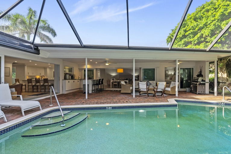Room 5, Luxury Beach House w Private Beach, Collier