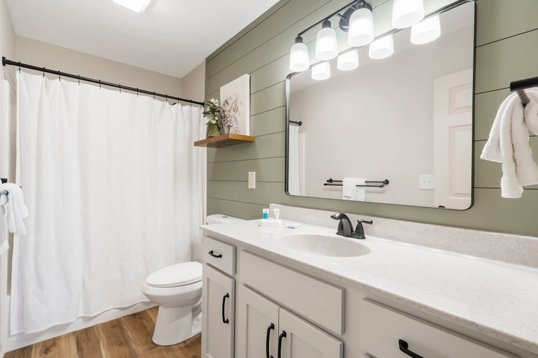 Others 4, Branson Cozy Bungalow in Premier Location!, Taney