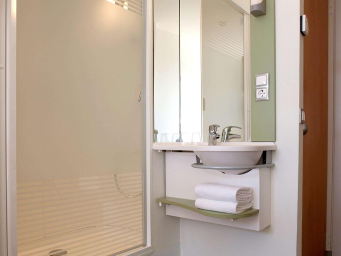 Bathroom 4, Ibis Budget Lleida, Lleida