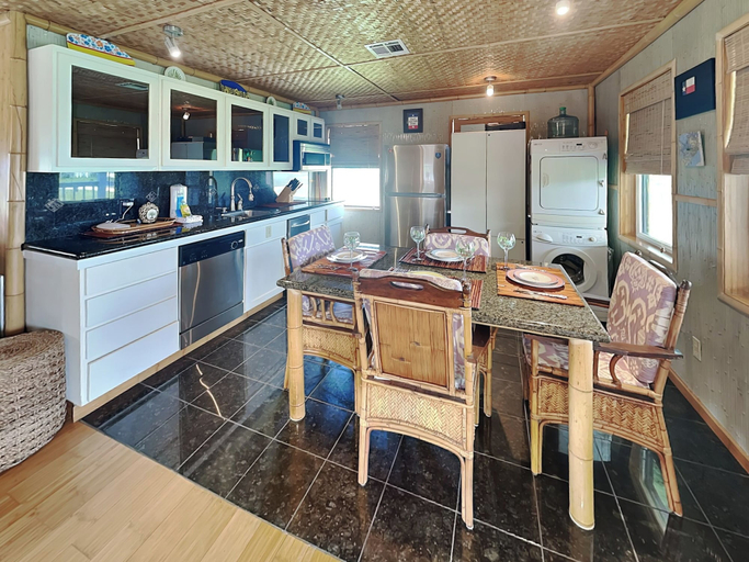 Others 4, Beachside Tiki Hut by Ryson Vacation Rentals, Galveston