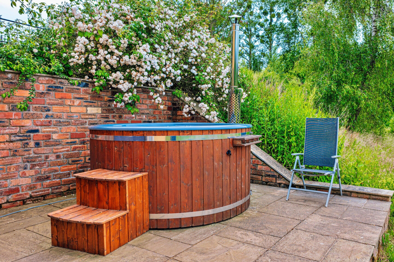 Outdoor spa tub 2, Stone Cottage Near Scafell Pike, No Deposit, Monmouthshire