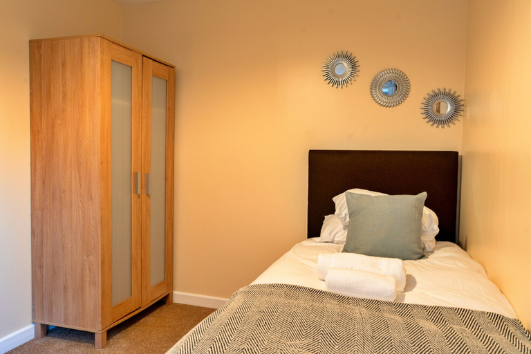 Room 4, Cozy 3 Bedroom Apartment in Southern Lea, Somerset