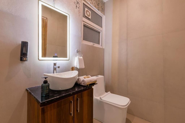 Bathroom 2, Elivaas Vedaaz 4 BHK Farmhouse With pool, Gautam Buddha Nagar