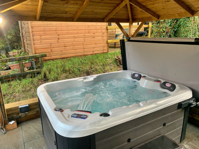 Exterior 5, Luxury Cottage With Hot Tub & Views, Conwy