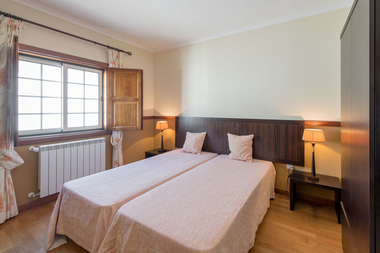 Room 4, Cozy Cottage in Vila Flor With Swimming Pool, Vila Flor