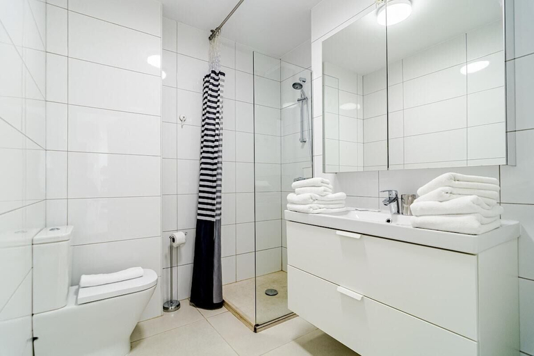Bathroom, CP - Modern Beachside Apartment in Estepona, Málaga